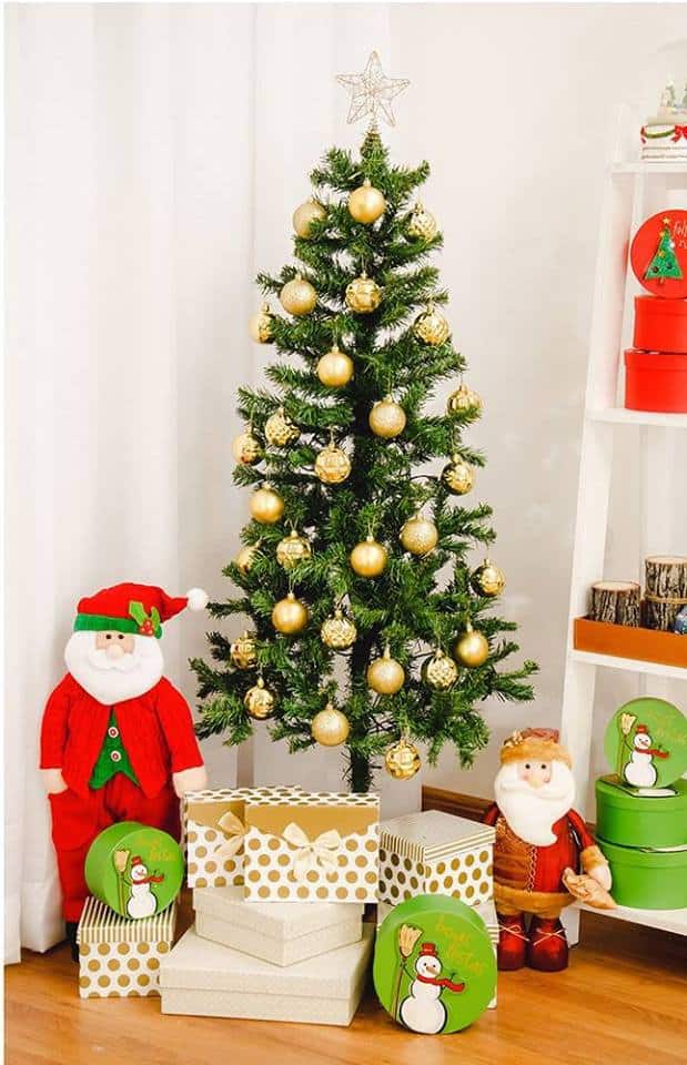 Árvore de Natal 1,5m Decorada com Conjunto De Bolas Douradas 6cm 30 Peças +  Ponteira Dourada 12cm – Orb Christmas | Ofertinha Promoções